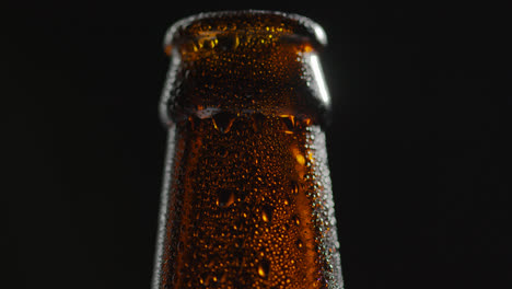 Cerca-De-Gotas-De-Condensación-En-El-Cuello-De-Una-Botella-De-Cerveza-Fría-O-Refresco-1